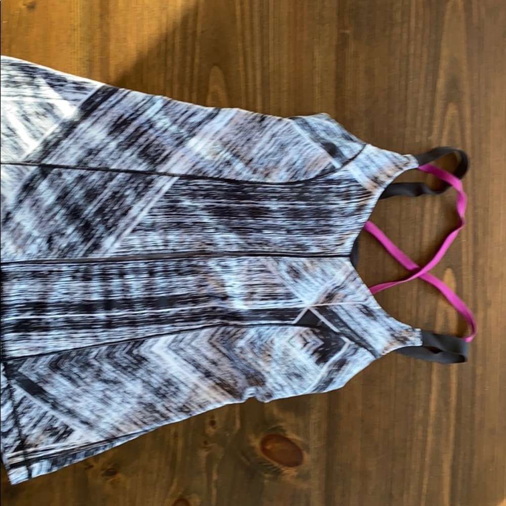 Lululemon black/white tank